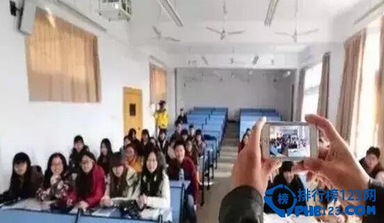 十大奇葩学校点名方式,，二维码签到已经落伍了