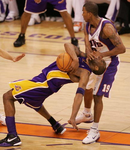 NBA历史十大恶犯：锁喉肘击太常见，拳击动作险些废人