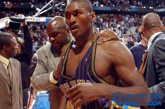 NBA十大最尴尬的事件，阿泰斯特刚获得最佳即被禁赛！