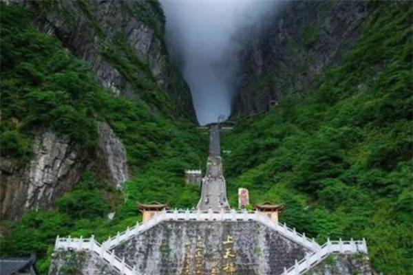 湖南十大名景排行榜：岳麓山上榜，第二是凤凰古城
