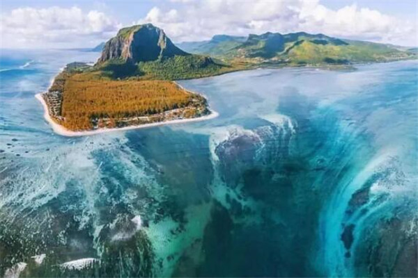 世界十大奇观美景 下龙湾上榜，伊瓜苏瀑布是魔鬼的喉咙