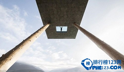 世界上最可怕的游泳池，透明悬空离地20米(恐高慎入)