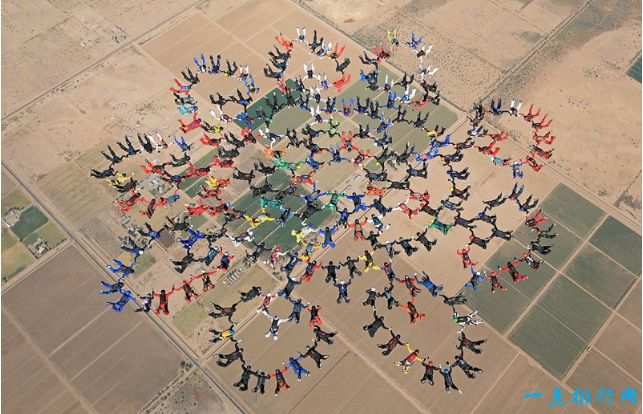 217人一起花样跳伞刷新世界纪录凹出最酷炫空中自由落体造型