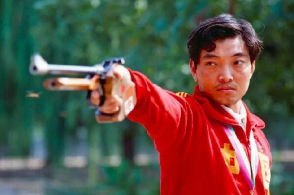 中国体坛十大功勋巨星，李宁上榜，第一是奥运金牌第一人