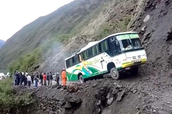 世界第一夺命公路，全长60多公里，每年300人丧身于此