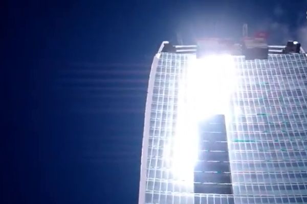 建筑史上最大的败笔 造价17亿人民币却把街道烤化
