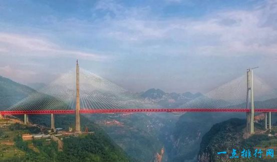 世界上最高的桥梁，北盘江大桥垂直高度为565米（相当于200层楼高）