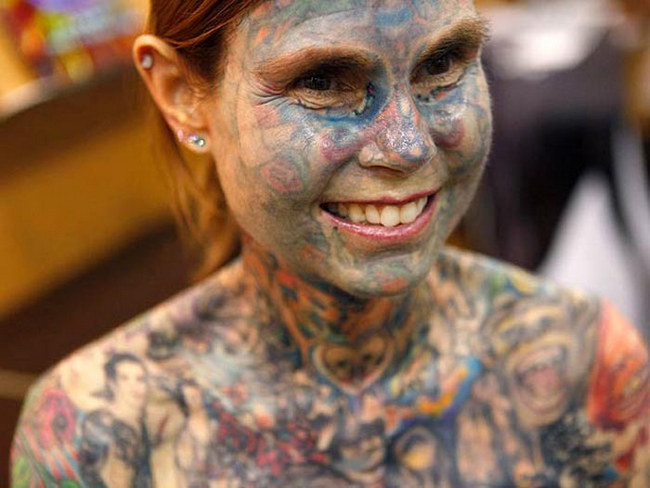 世界上纹身最多的女人 朱莉亚·吉娜斯纹身遍布全身
