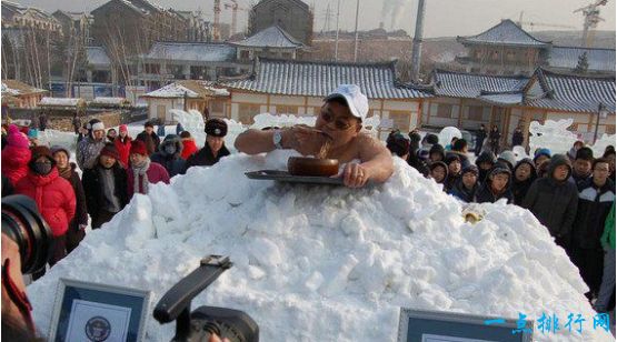 世界上最不怕冷的人，金松浩待在冰块中长达120分钟
