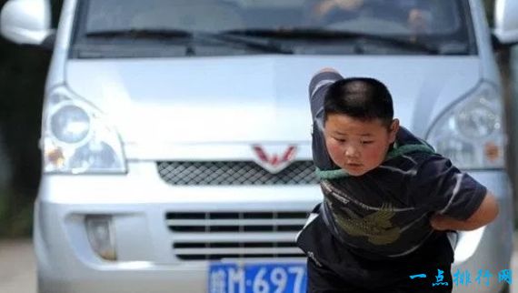 全球最有力量的孩子 中国一7岁小孩能拉动一辆面包车