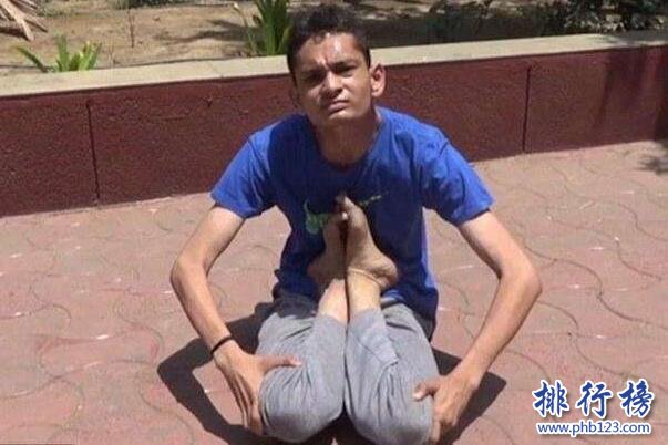 世界上最灵活的橡皮人：头能旋转180度，胳膊旋转360度
