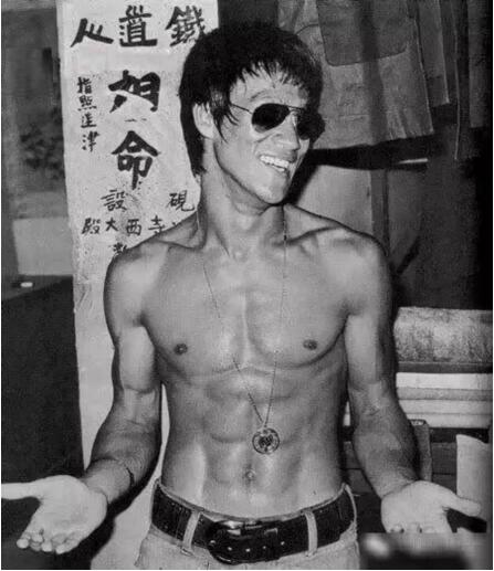 世界上最能打的人：李小龙将200斤壮汉踢飞20米