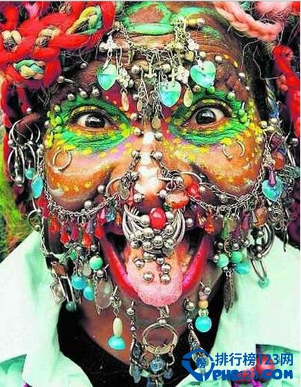 全球脸上穿孔最多的女人 巴西女人脸穿600多个环破世界纪录