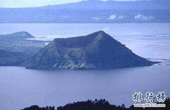 世界上最小的活火山，塔尔火山（相对高度仅200米）
