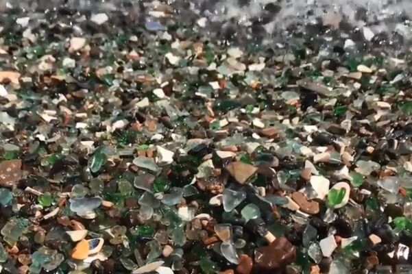 世界上最漂亮的垃圾海滩 每年上1000人去捡玻璃珠宝