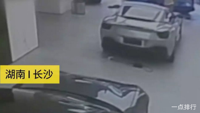 男子铁锤砸法拉利 作案动机让人目瞪口呆