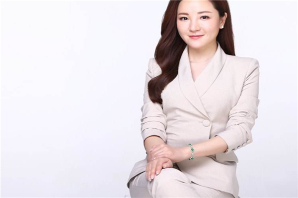 央视主持一姐前十名 李红气质很是优雅大方颜值超高