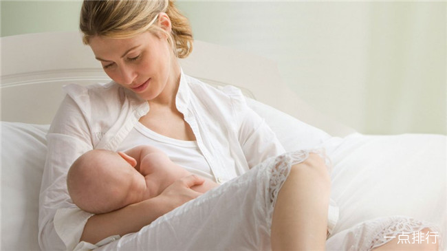 母乳喂养注意事项 保持水分充足是很好的母乳喂养方式