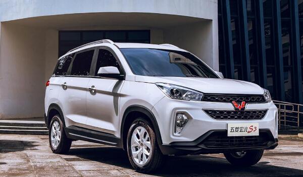 五菱suv2020新款六座图片