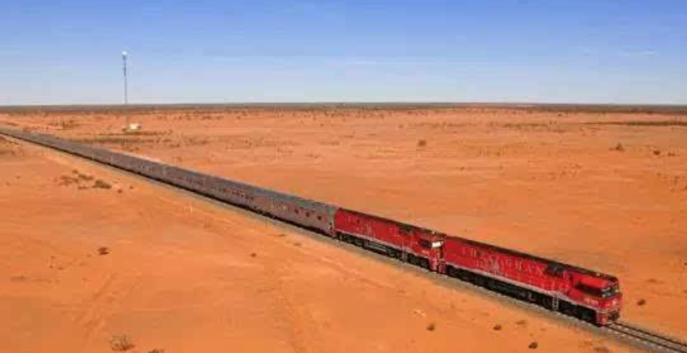 世界上最长的火车：共有八个车头682节车厢(长7353米)