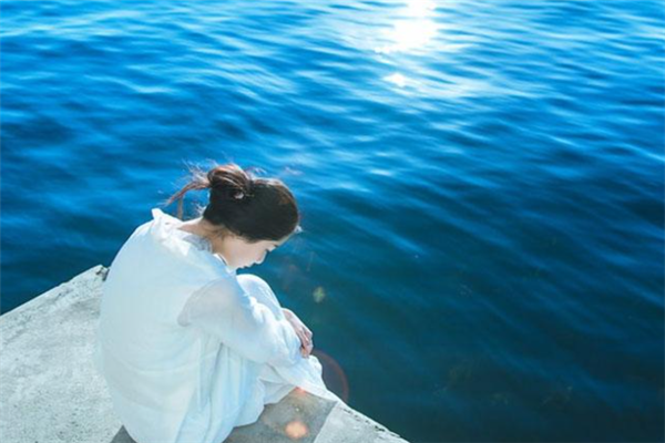 抖音伤感歌曲：有人说不出哪里好，就是替代不了