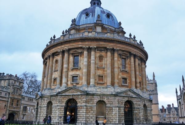 英国大学排名前十的大学：牛津剑桥位列前两名