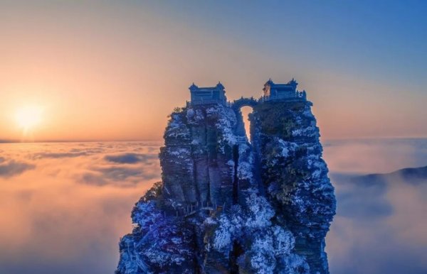 中国最险要的两座寺庙：横跨两座山峰，靠一座天桥连接