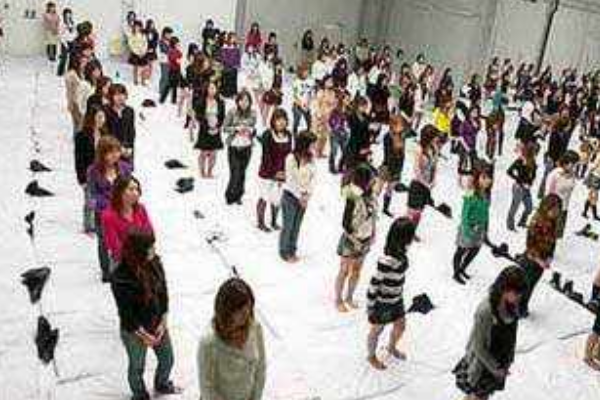 世界上最大的集体亲密活动：日本500人男女集体爱爱
