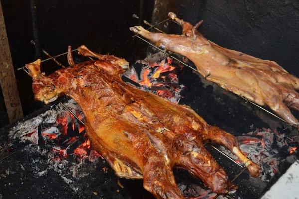 内蒙古10大必吃的特色美食：烤全羊和涮羊肉入榜