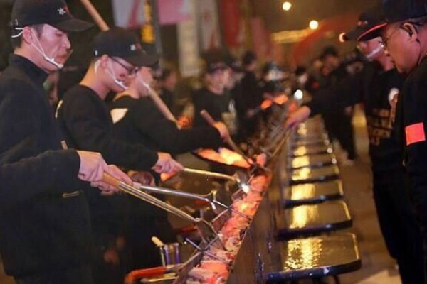 世界上最长的烤肉串，长度达194.5米