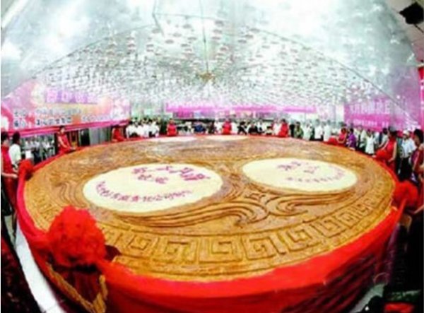 世界上最大的月饼，直径8.15米总重12.98吨