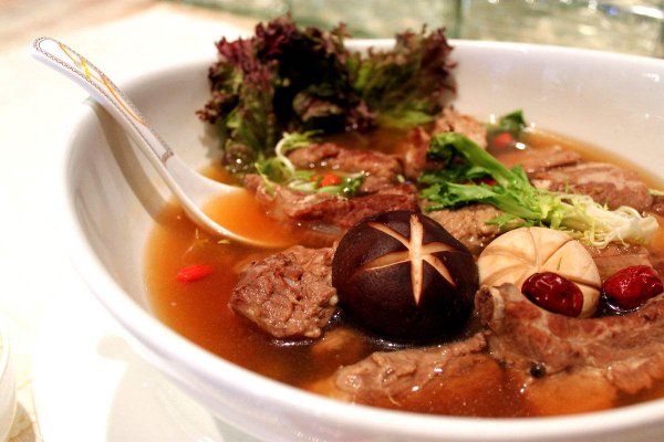 世界上最大一碗肉骨茶，其容量1244公升