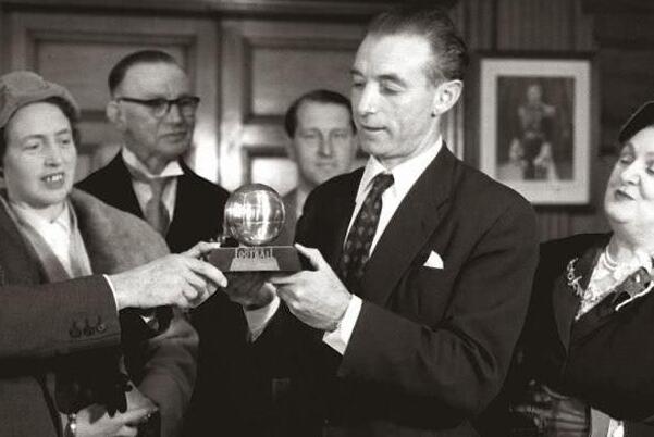 第一个获得金球奖的球员：斯坦利·马休斯（1956年获得）