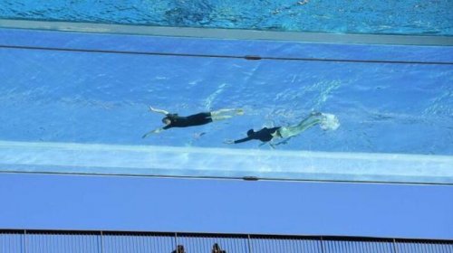 世界首个空中全透明泳池，全长25米宽14米