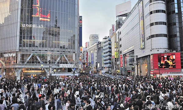 日本涉谷全球人流量最大的十字路口
