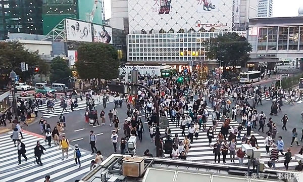 世界上最繁忙的十字路口 人多到黑压压一片每天