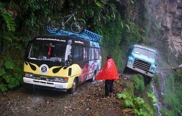 世界上最危险的公路，汽车旁边就是悬崖