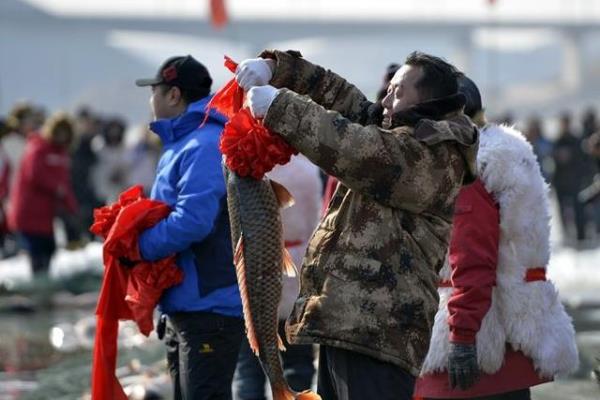 查干湖冬捕“头鱼”拍出2966666元天价！