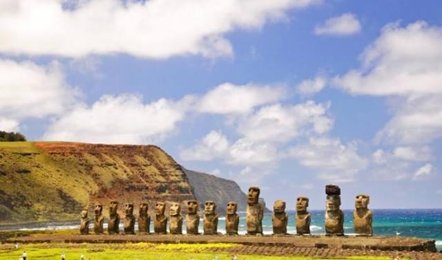 世界最神秘的岛屿：复活节岛矗立上千座巨人石像