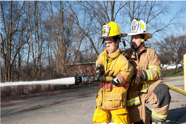 世界上最矮的消防员：美国小伙身高不足1.3米