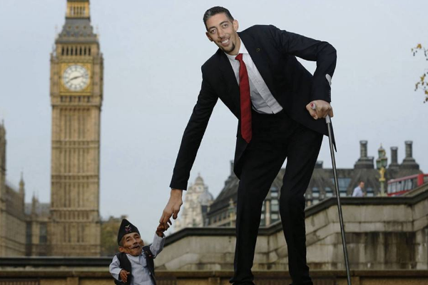 世界上最高的人苏坦·科森：身高2.47米，靠拐杖走路