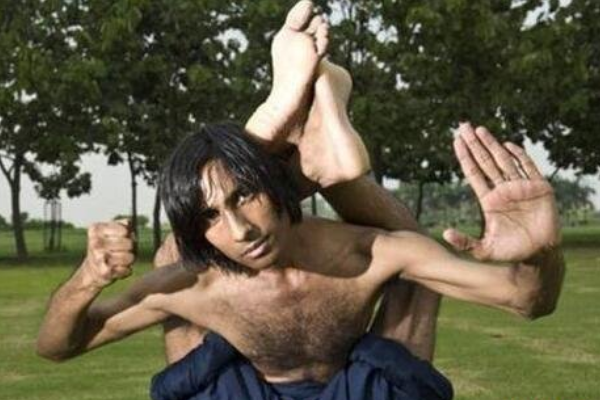 世界六大奇特橡胶人：印度橡胶人穿过20厘米球拍
