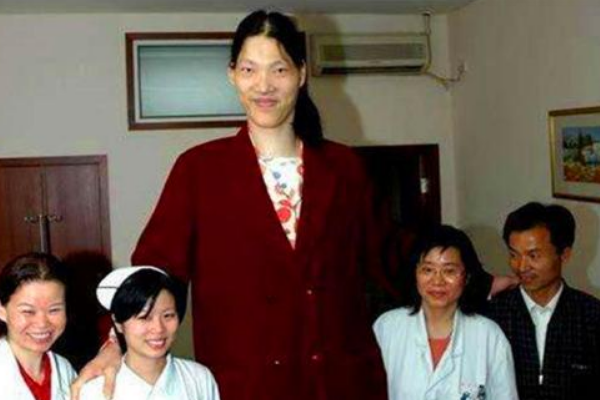 世界身高最高的女人：曾金莲身高246.3厘米