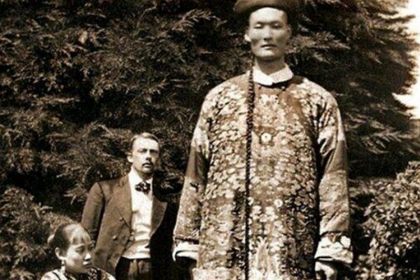 世界上最高的人排名：詹世钗身高3.19米是假的