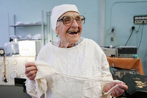 世界上最老外科医生，89岁高龄还在手术台