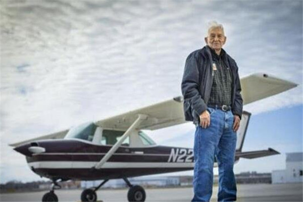 世界上最年长的飞行员，再次飞行已经99岁高龄