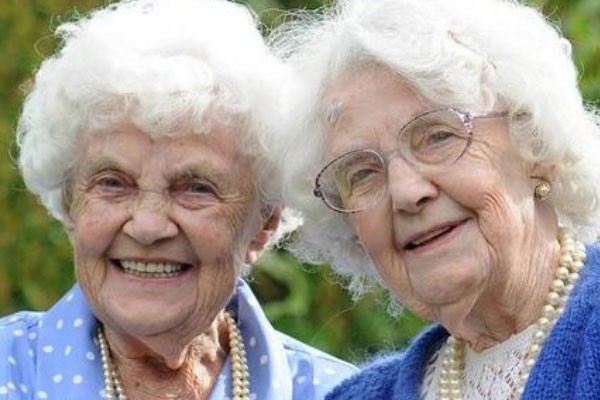 世界上最长寿双胞胎，106岁经历一战和二战