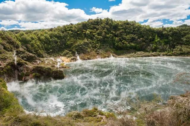 世界上最大的热湖，煎锅湖水温高达60度