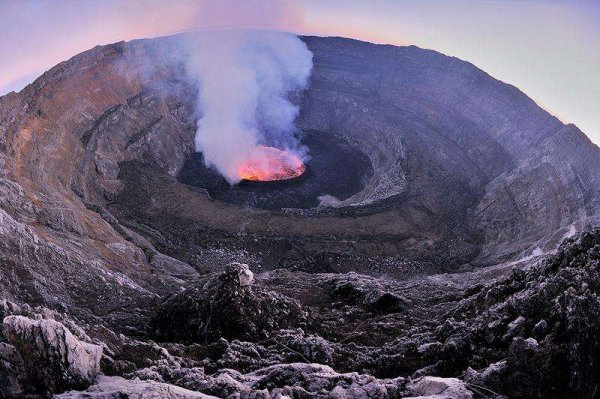 世界上最大的熔岩湖——尼拉贡戈火山坑