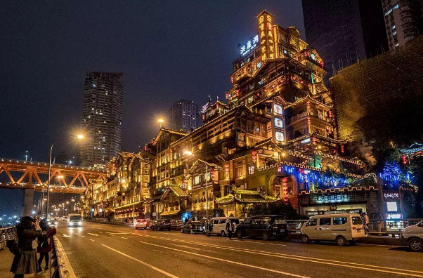 中国年度十大城市排行榜，重庆和武汉排前两名